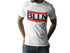 Mann mit weißem BLLN T-Shirt